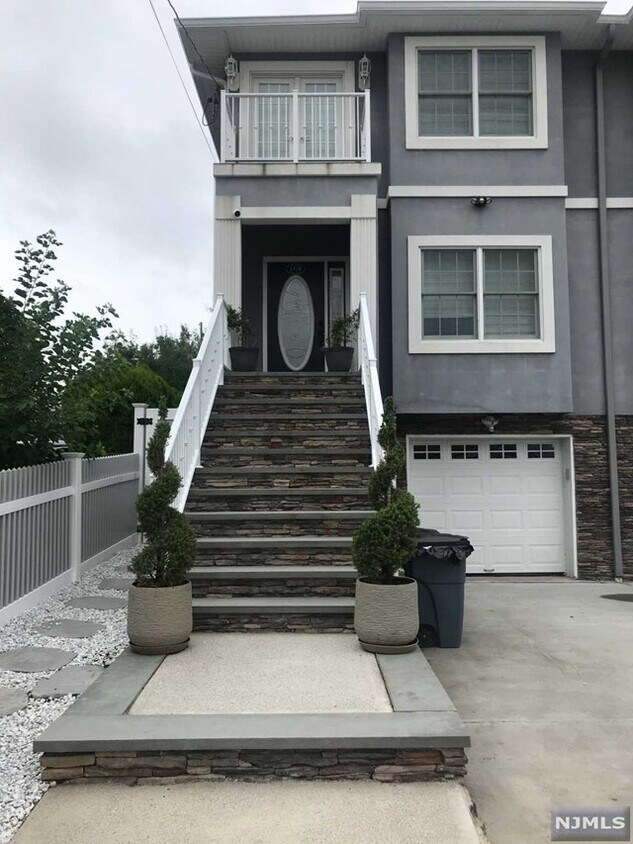 Primary Photo - 142B Shaw St
