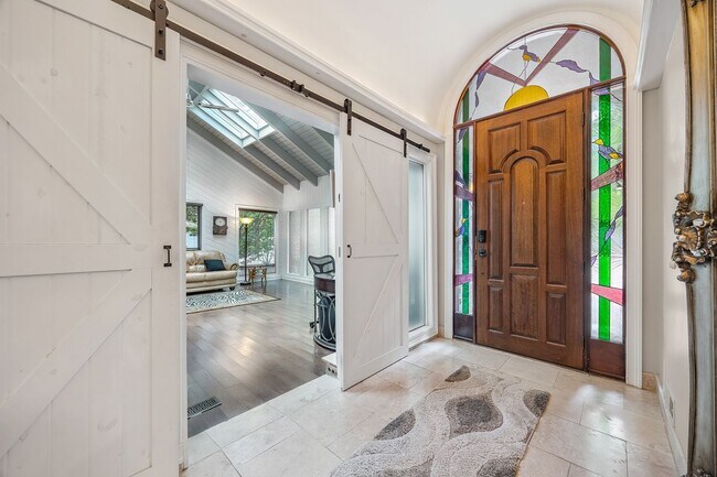Building Photo - Gorgeous, Fully furnished 3 Bed 3.5 bath h...