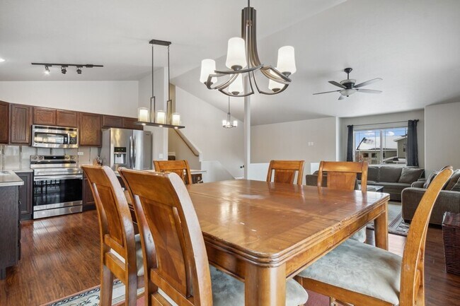 Foto del edificio - 4 bedroom, 3 bath, corner lot home