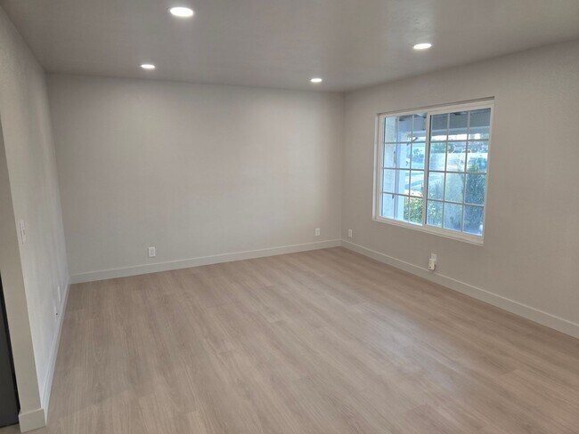Foto del edificio - Two-bedroom house in Mira Mesa WITH SOLAR!