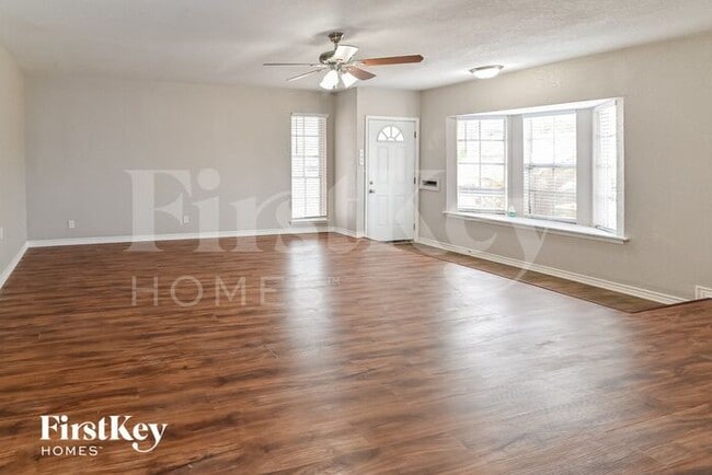 Foto del edificio - 4303 Trail Lake Dr