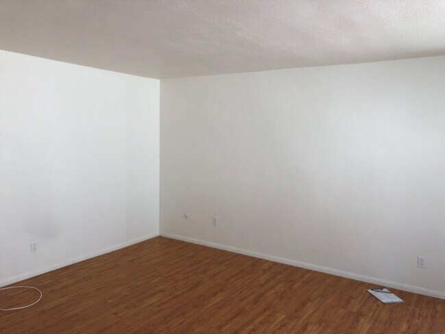 Living area - 714 E Magnolia Blvd