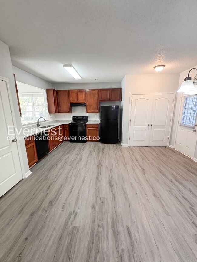 Building Photo - 8643 Thomas Ln