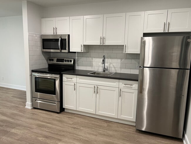 Building Photo - Newly renovated 2 bedroom 1 bath Unit