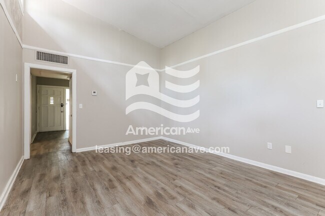 Foto del edificio - 1744 Cheswood Dr