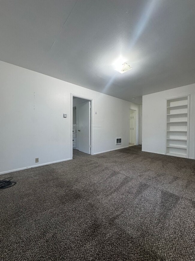 Building Photo - Pet-Friendly 1-Bedroom House