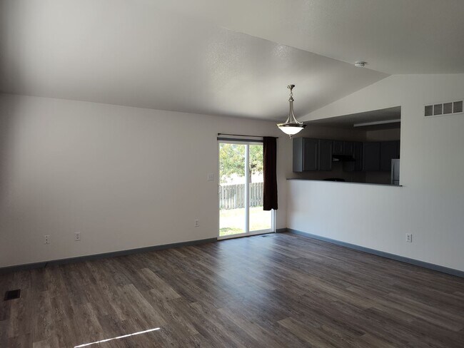 Foto del edificio - ALL PROSPECTIVE TENANTS MUST SUBMIT A $58 NON-REFUNDABLE APPLICATION FEE PER APPLICANT ONLINE AND...