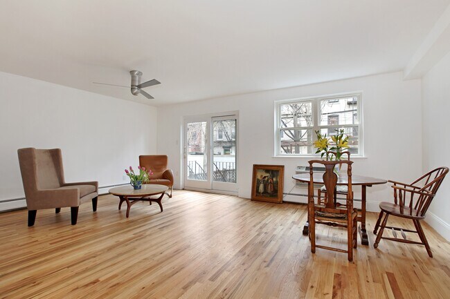 Foto del edificio - Big 2 Bedroom+ w/Deck & Backyard