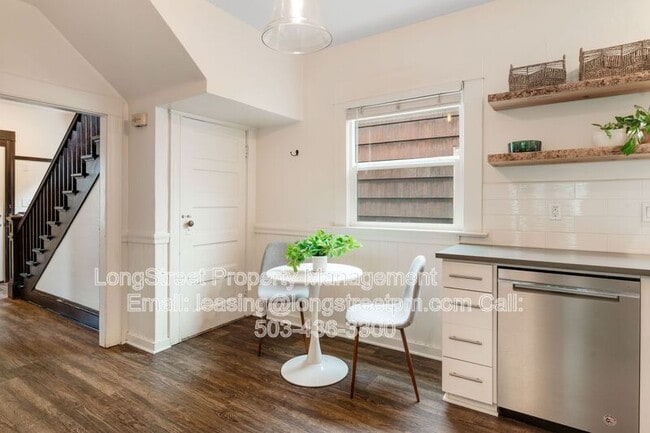 Building Photo - 536 NE San Rafael St