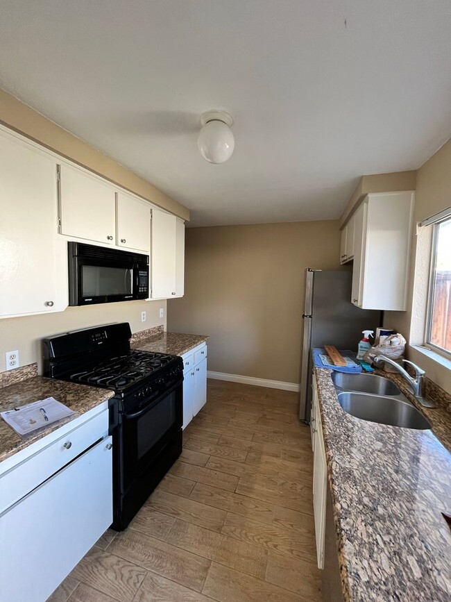 Foto del edificio - Spacious 3-Bedroom Townhome in Beautiful O...