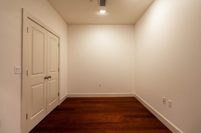 Building Photo - Crowder 500 Unit 609