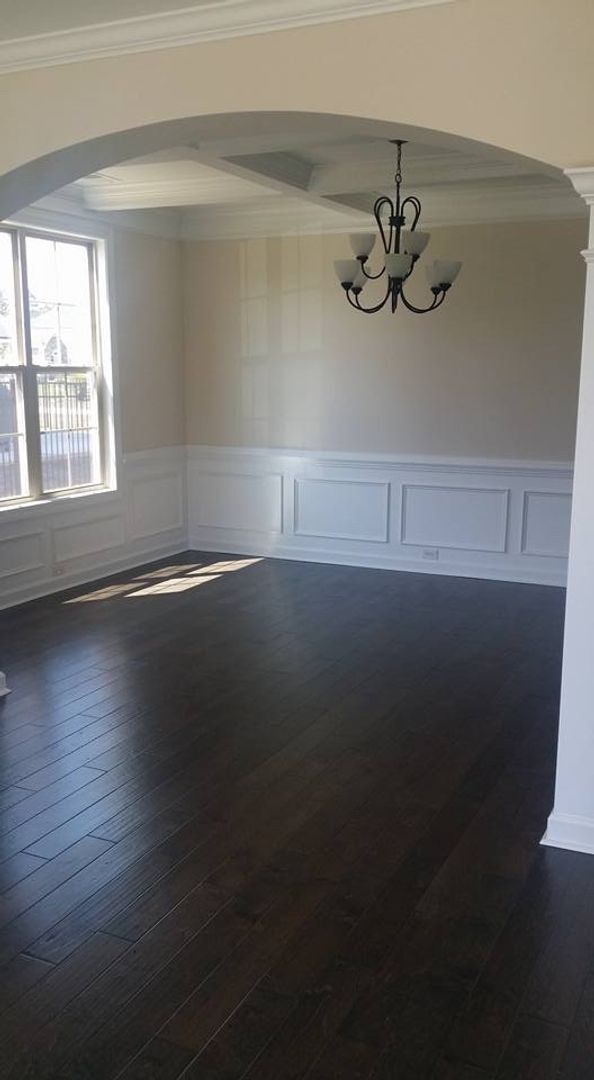 Foto del edificio - 5 bedroom 4 bath plus Bonus Room and Much ...
