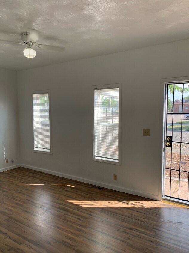 Building Photo - 1027 W 12th Ave