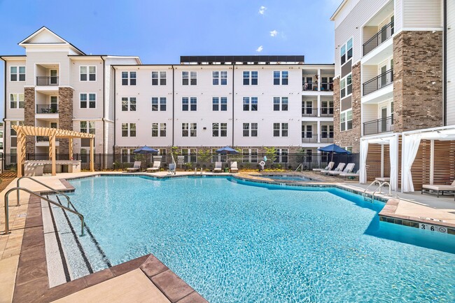 Piscina - Overture Tributary 55+ Active Adult Apartment Homes