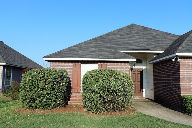 Building Photo - Lovely 3 bedroom 2 bath home for lease in ...