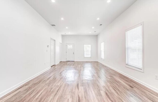 Building Photo - Beautiful Home For Rent in East Memphis-Co...