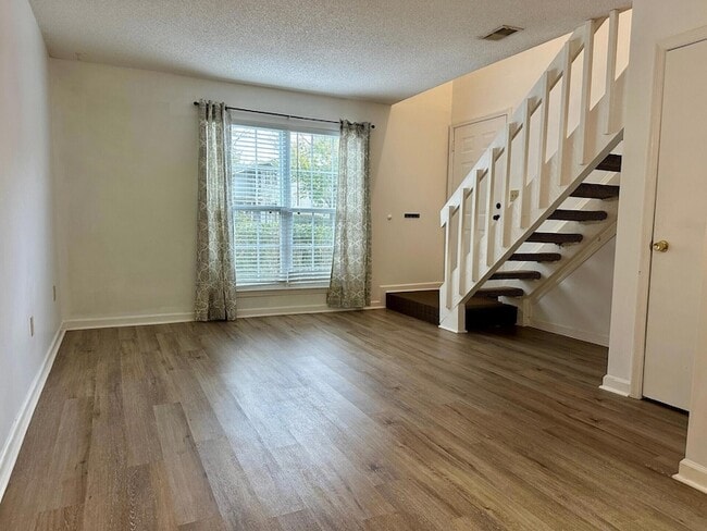 Foto del edificio - 2494 Etiwan Ave