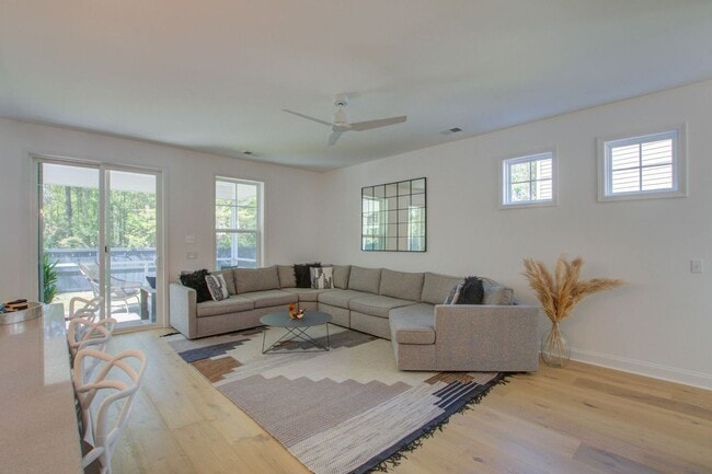 Foto del edificio - 4 Bedroom 2.5 Bath Townhome in Oyster Point - Mount Pleasant