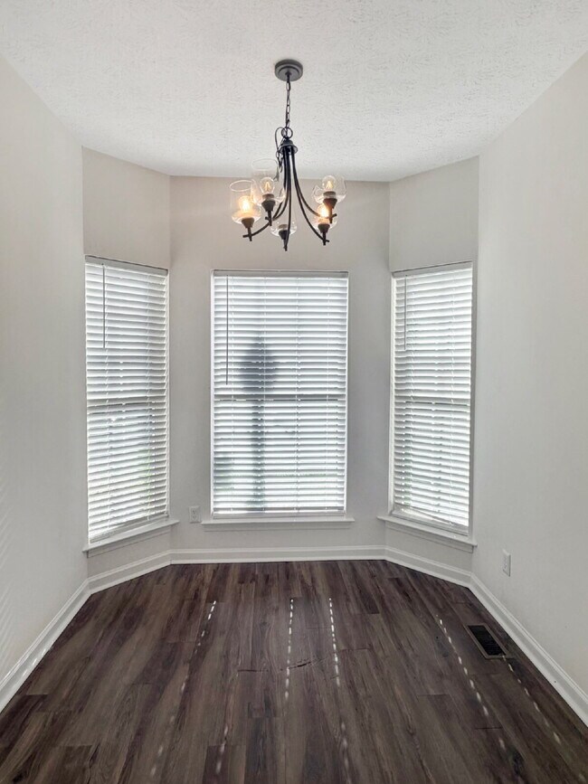 Foto del edificio - Beautifully Updated 3-Bedroom Home on 1.1 Acres in Gainesville