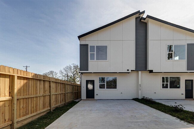 Building Photo - 5912 Mayle St