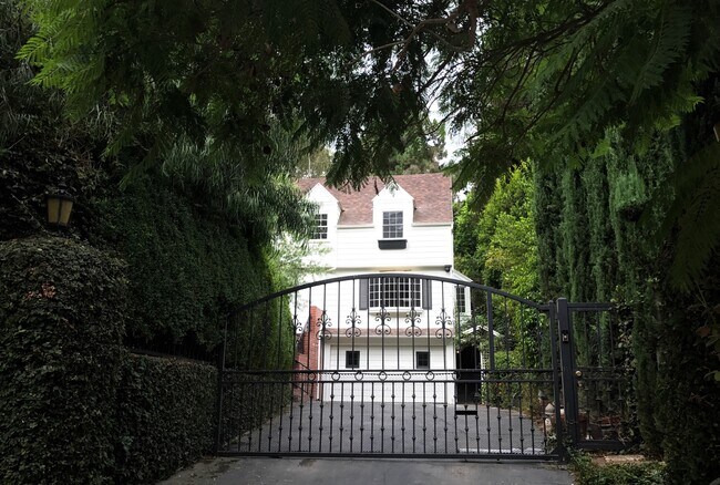 Foto del edificio - 3915 Benedict Canyon Dr