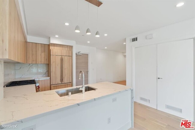 Building Photo - 1 br, 1 bath Condo - 399 E Del Mar Blvd # 106