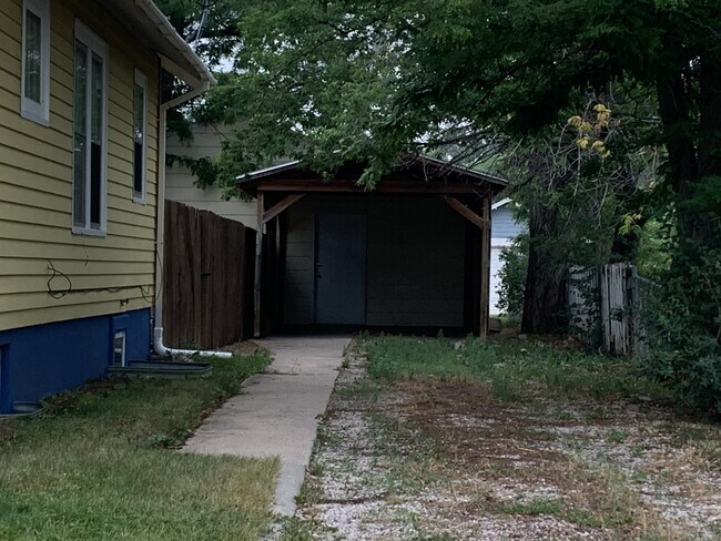 Foto del edificio - 709 Farlow Ave