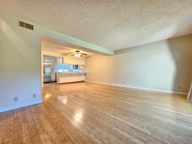 Building Photo - Charming Condo With Pool Access!