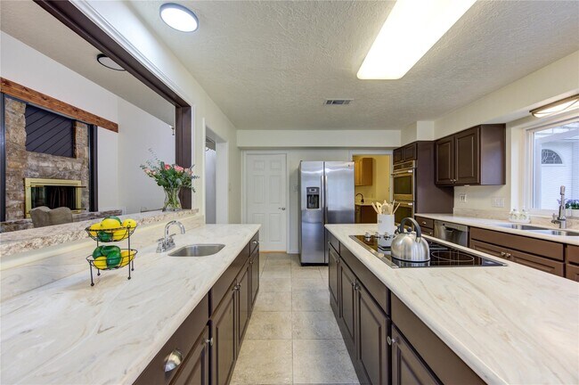 Foto del edificio - 15754 Walkwood Dr