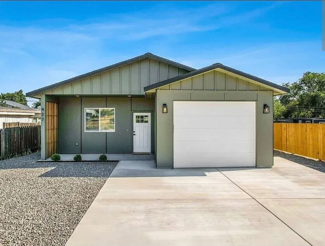 Primary Photo - 4 Bedroom Home w/ Spacious Yard!