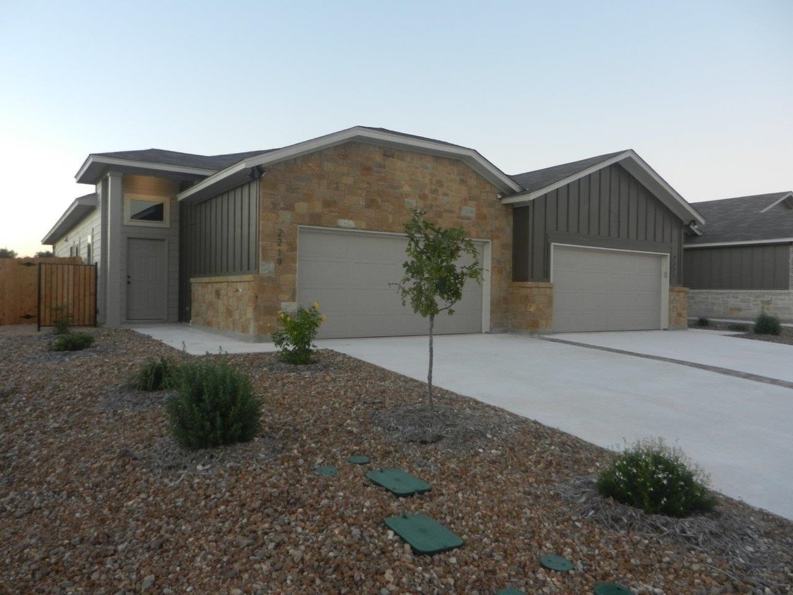 Building Photo - 225 Oakcrest