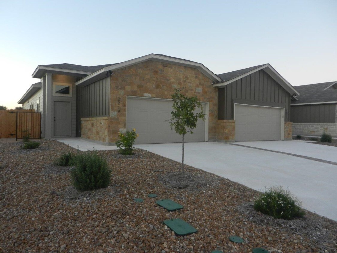Foto del edificio - 225 Oakcrest