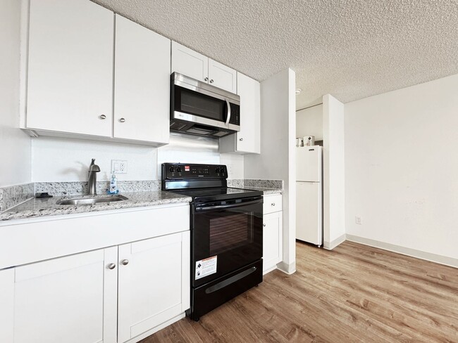 Foto del edificio - One-Bedroom Condo with A/C and Parking nea...