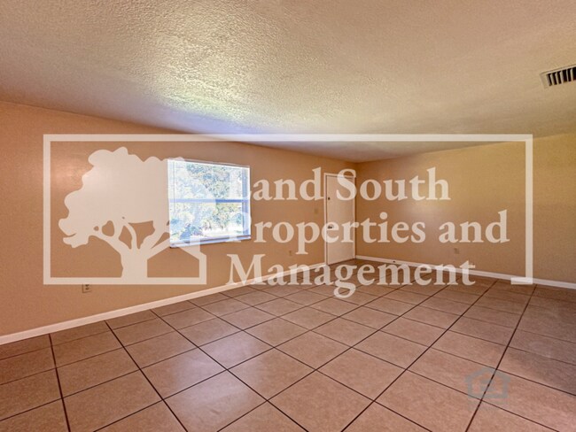 Building Photo - 2527 Crystal Lake Acres Dr