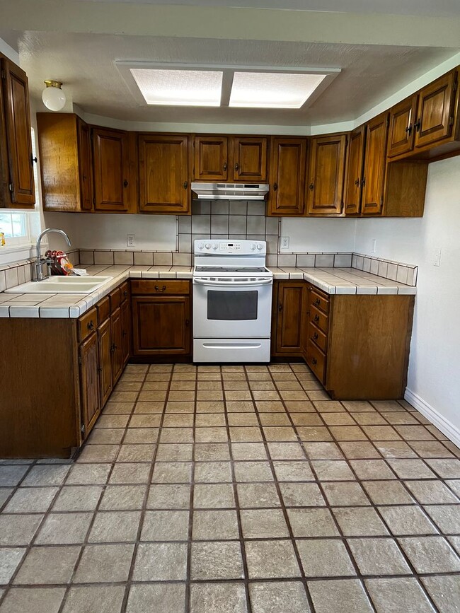 Foto del edificio - APPLICATIONS PENDING: Large Plymouth Home