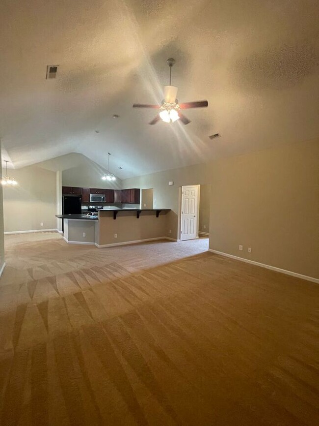 Building Photo - 2 bed, 2 bath, 2 car garage ranch style to...