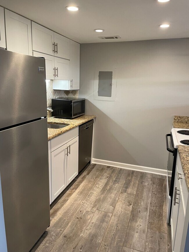 Foto del edificio - Great 2BR Townhome close to Downtown Franklin