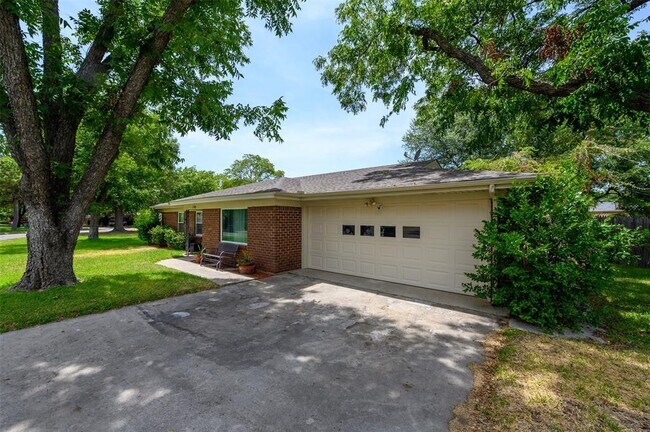 Building Photo - 2109 Barbell Ln