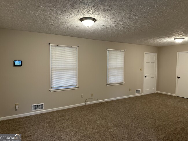 Foto del edificio - 215 Fayetteville Rd
