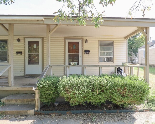 Building Photo - 1 Bedroom Duplex Available Immediately!