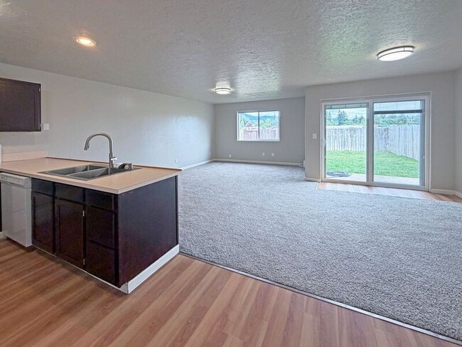 Foto del edificio - 780 N Cloverleaf Loop