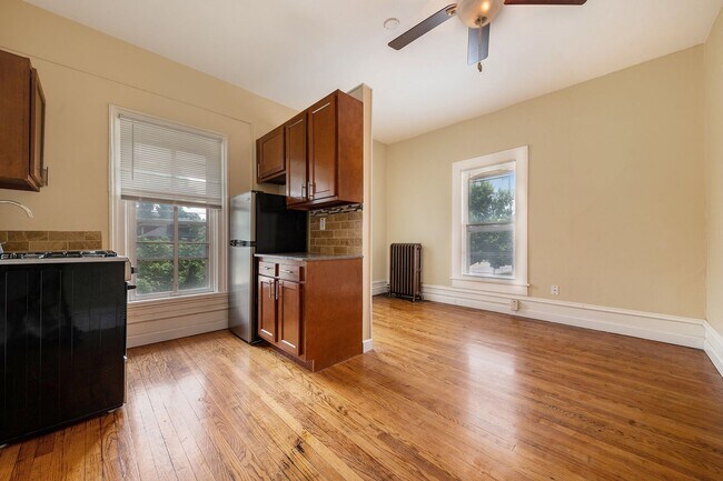 Foto del edificio - Attractive Remodeled Efficiency 2nd floor ...