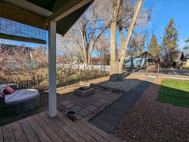 Building Photo - 1x1 updated NW Bend house with fully fence...
