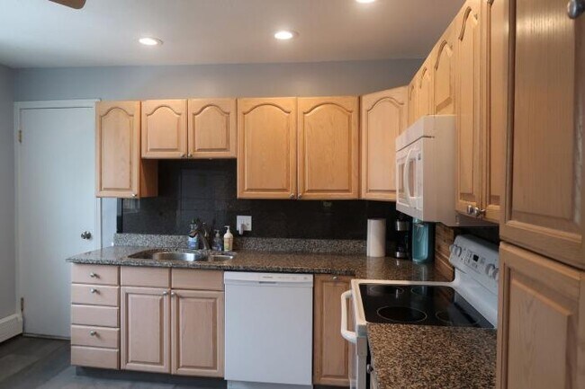 Building Photo - 3 bedroom in Wakefield MA 01880