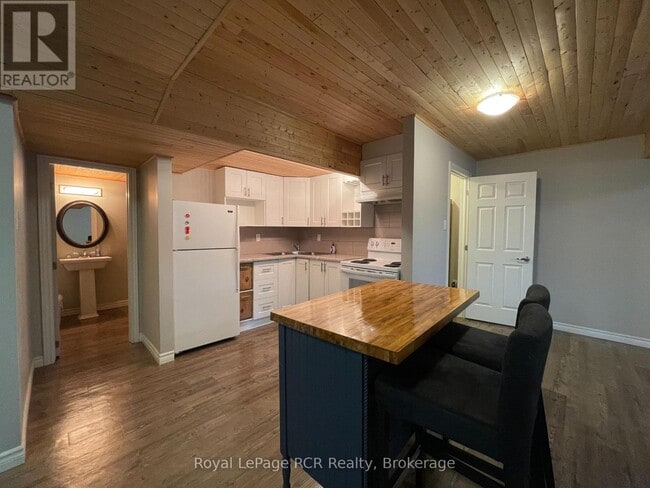 Building Photo - 77 Silver Birch Ave