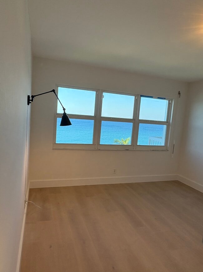 Building Photo - 1069 Hillsboro Mile