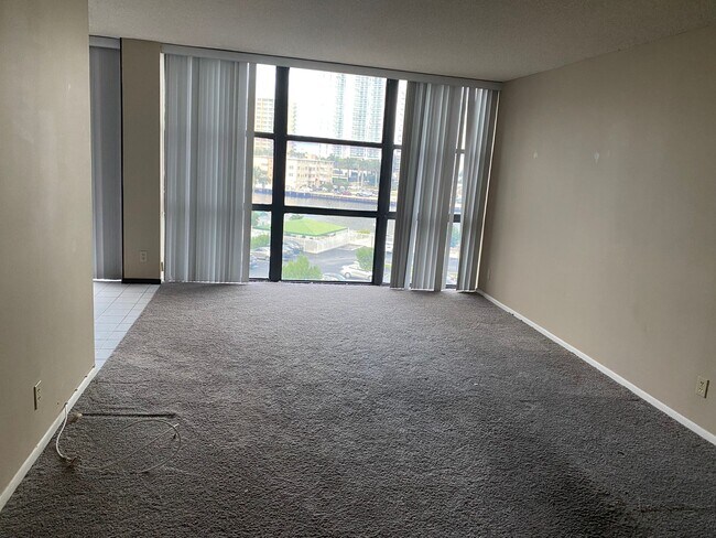 Building Photo - 800 Parkview Dr