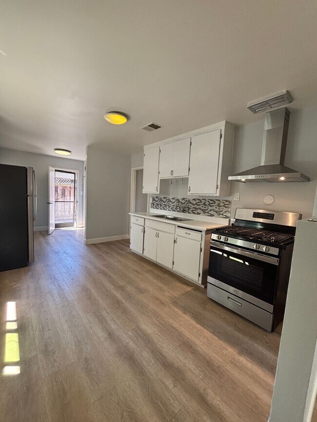 Foto del edificio - PET FRIENDLY 3 BED/1 BATH in Palo Alto Ava...