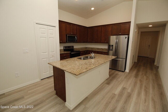 Building Photo - 604 Corbin Cir SW