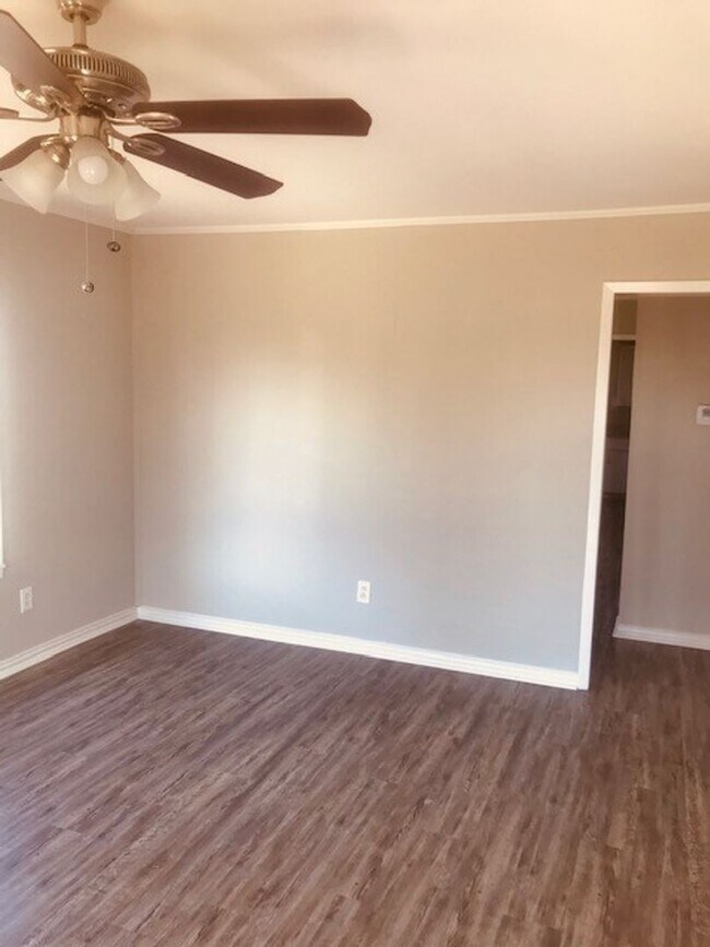 Foto del edificio - RECENTLY REMODELED 4 BEDROOM 2 BATH HOME I...